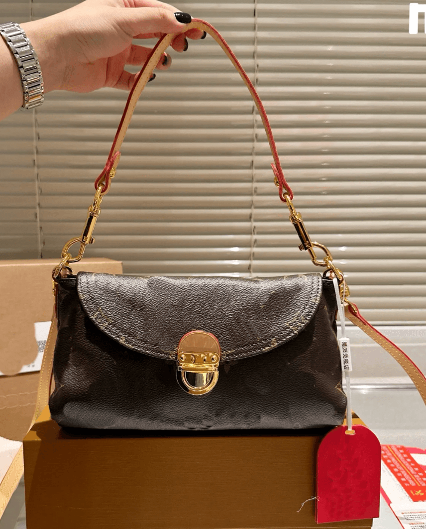 Favorite Pochette Purse LV